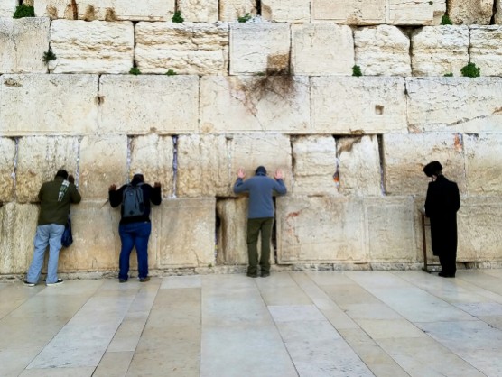 Aaron prays at the western wall